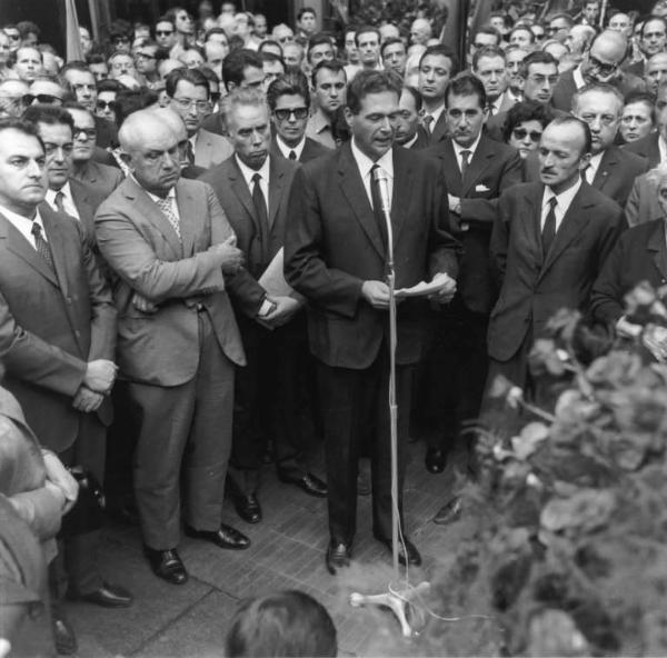 Funerale di Bruno Di Pol davanti alla Camera del Lavoro - Luciano Lama svolge l'orazione funebre