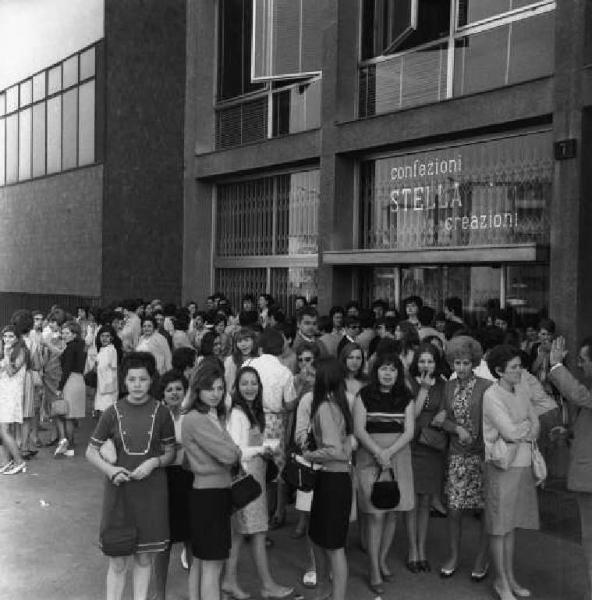 Sciopero delle lavoratrici della Confezioni Stella - Presidio davanti all'azienda