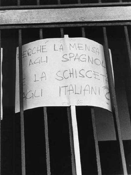 Sciopero dei lavoratori della Faema - Cartello di protesta appeso ai cancelli dell'azienda