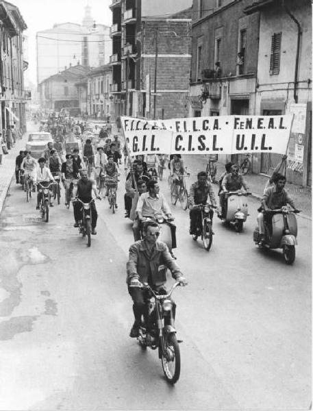 Sciopero unitario dei lavoratori edili - Corteo dei lavoratori in bicicletta e motorino - Striscione Fillea, Filca, Feneal