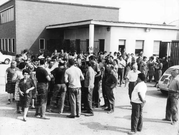 Sciopero dei lavoratori della Hutchinson - Presidio davanti alla fabbrica