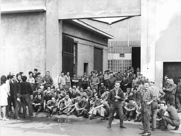 Fabbrica Tagliabue - Occupazione - Lavoratori davanti all'ingresso della fabbrica - Operai con tuta da lavoro