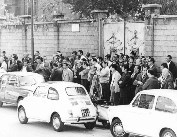 Sciopero dei lavoratori della Trafilerie Lombarde - Presidio davanti all'ingresso della fabbrica