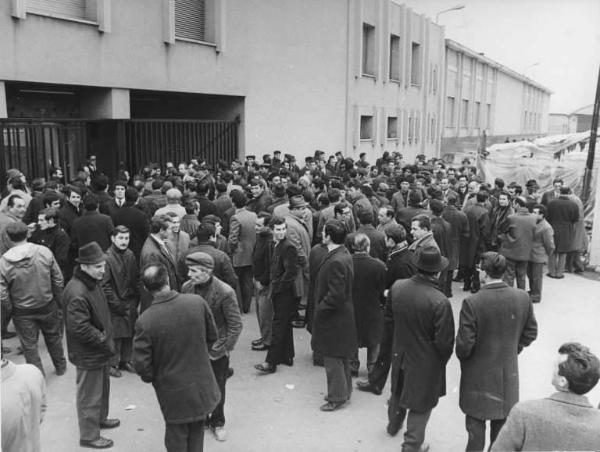 Sciopero dei lavoratori della Fiam - Presidio permanente davanti alla fabbrica - Tendopoli