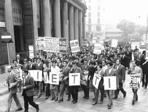 Sciopero dei lavoratori della Olivetti - Corteo - Cartelli di sciopero Fiom Cgil, Fim Cisl, Uil