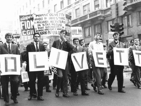 Sciopero dei lavoratori della Olivetti - Testa del corteo - Cartelli di sciopero Fiom Cgil, Fim Cisl, Uil