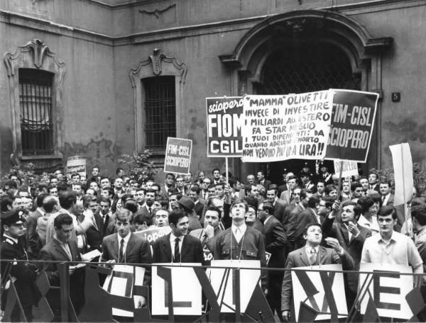 Sciopero dei lavoratori della Olivetti - Presidio davanti alla sede della Direzione Olivetti - Cartelli di sciopero Fiom Cgil, Fim Cisl, Uil