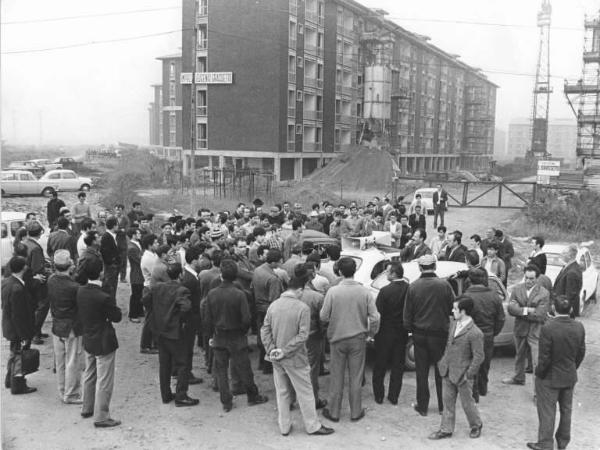 Sciopero dei lavoratori edili della Impresa Grassetto - Comizio davanti al cantiere - Oratore al microfono - Lavoratori - Auto con altoparlanti