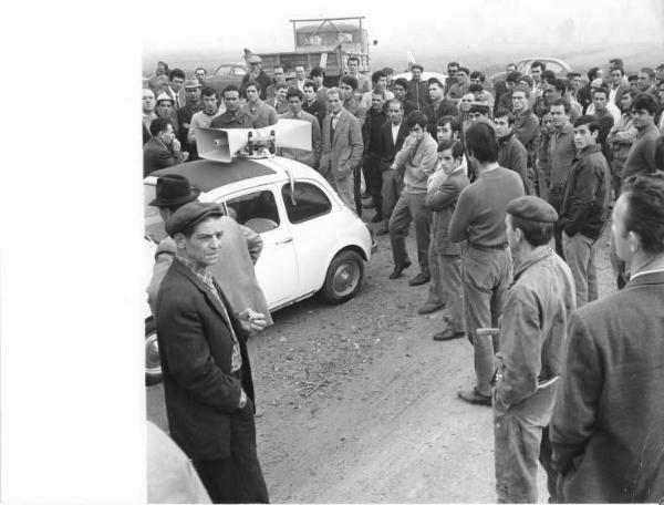 Sciopero dei lavoratori edili della Impresa Grassetto - Comizio davanti al cantiere - Lavoratori - Auto con altoparlante