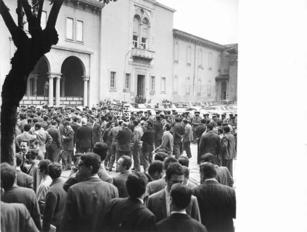 Sciopero dei lavoratori della Olivetti - Presidio davanti al Museo della Scienza - Cartello di protesta - Schieramento delle forze dell'ordine