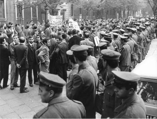 Sciopero dei lavoratori della Olivetti - Presidio davanti al Museo della Scienza - Cartelli di protesta - Schieramento delle forze dell'ordine