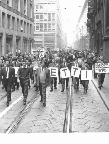 Sciopero dei lavoratori della Olivetti - Corteo - Cartelli di protesta