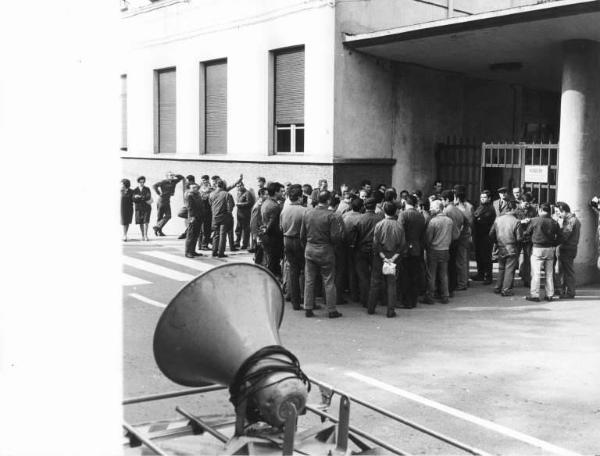 Sciopero dei lavoratori della Simi - Presidio davanti alla fabbrica - Operai con tuta da lavoro