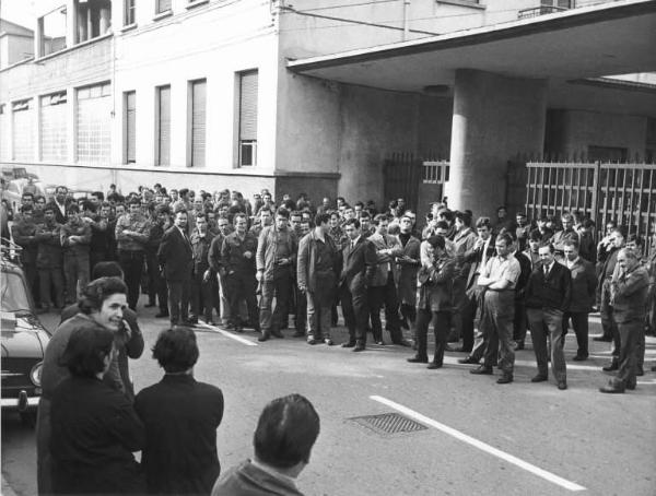 Sciopero dei lavoratori della Simi - Comizio davanti alla fabbrica - Operai con tuta da lavoro