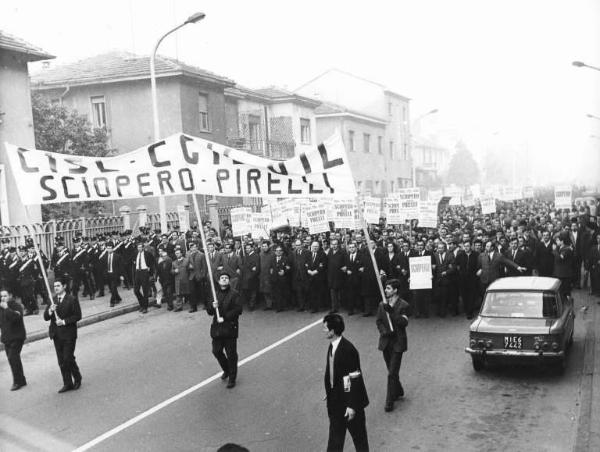 Sciopero dei lavoratori della Pirelli - Testa del corteo - Cartelli di sciopero - Striscione di Cgil, Cisl e Uil - Schieramento delle forze dell'ordine