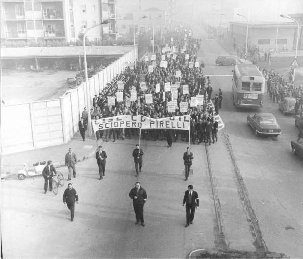 Sciopero dei lavoratori della Pirelli - Corteo - Cartelli di sciopero - Striscione di Cgil, Cisl e Uil - Schieramento delle forze dell'ordine