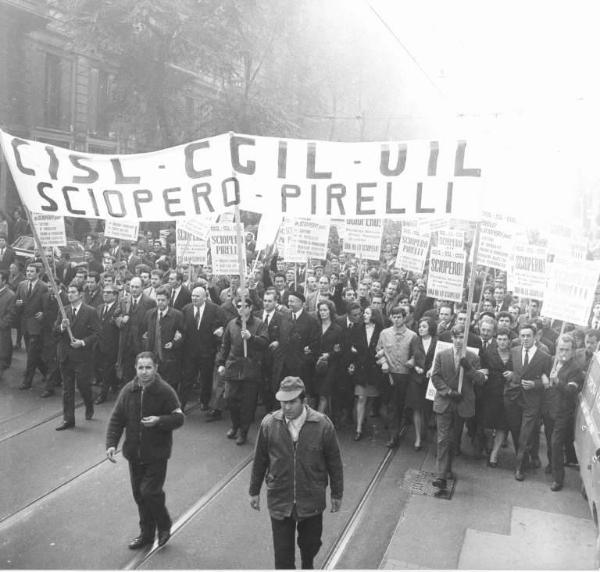 Sciopero dei lavoratori della Pirelli - Testa del corteo - Striscione di Cgil, Cisl e Uil - Cartelli di sciopero