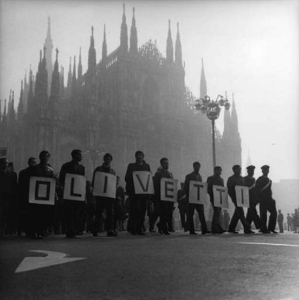 Sciopero dei lavoratori della Olivetti - Testa del corteo in piazza del Duomo - Il Duomo - Forze dell'ordine