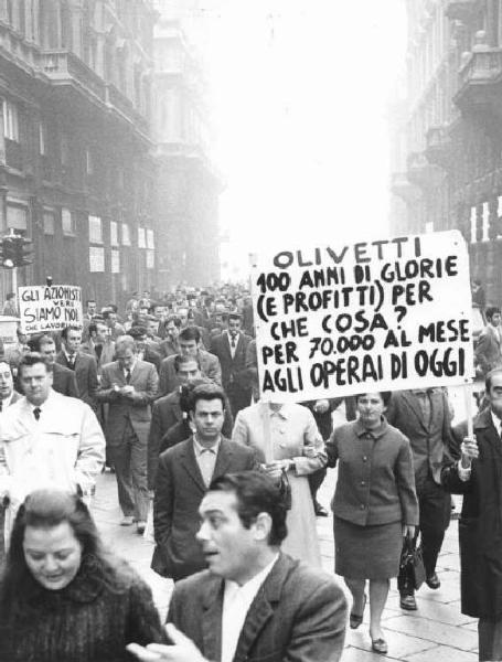 Sciopero dei lavoratori della Olivetti - Corteo - Cartelli di protesta