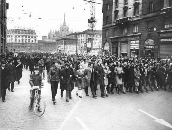 Sciopero generale per l'aumento e la riforma delle pensioni - Corteo in via Verziere - Schieramento delle forze dell'ordine - Guglie del Duomo