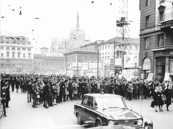 Sciopero generale per l'aumento e la riforma delle pensioni - Corteo in via Verziere - Schieramento delle forze dell'ordine - Cartelli di sciopero - Guglie del Duomo