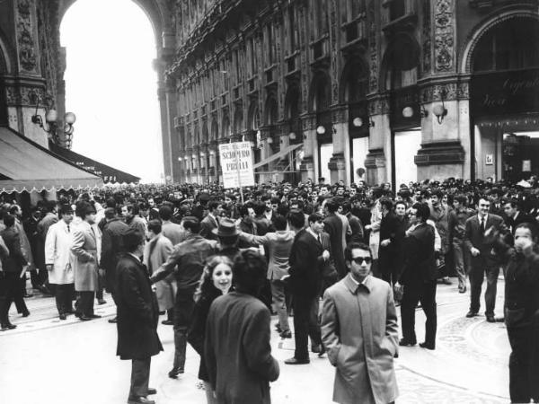 Sciopero generale per l'aumento e la riforma delle pensioni - Corteo in Galleria Vittorio Emanuele - Schieramento delle forze dell'ordine - Cartello di sciopero