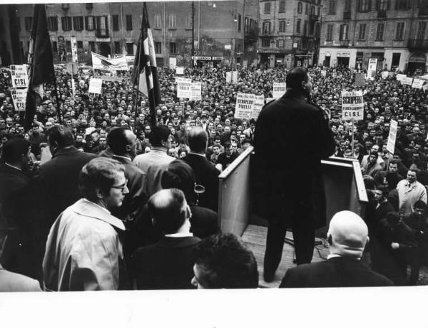 Sciopero generale per l'aumento e la riforma delle pensioni - Comizio - Palco con oratori - Folla di manifestanti - Cartelli di sciopero Cisl - Bandiere