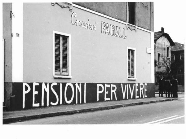 Sciopero generale per l'aumento e la riforma delle pensioni - Scritta sul muro "pensioni per vivere"