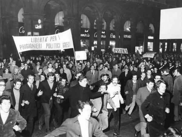 Manifestazione notturna antifascista per la Grecia in solidarietà con Panagulis - Corteo in piazza del Duomo - Cartelli di protesta