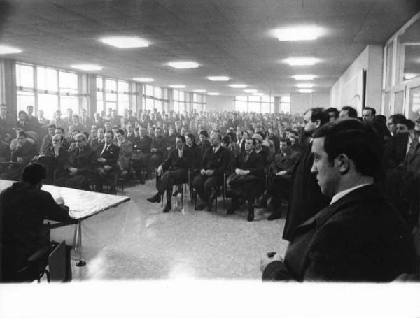 Sciopero dei lavoratori dell'Alfa Romeo - Interno della fabbrica - Assemblea degli impiegati - Panoramica sulla sala - Platea