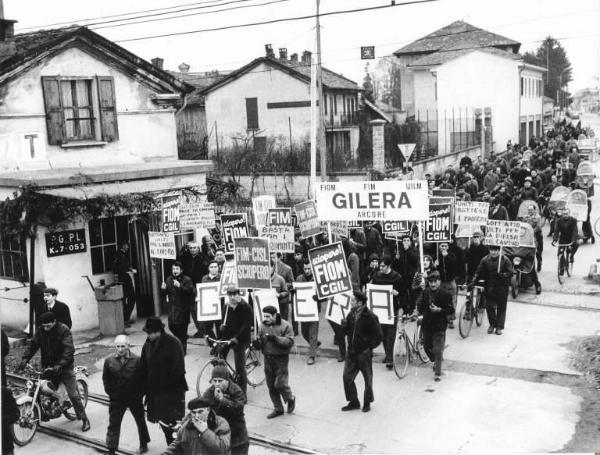 Sciopero dei lavoratori della Gilera - Corteo - Cartelli di sciopero Fiom Cgil, Fim Cisl - Striscioni