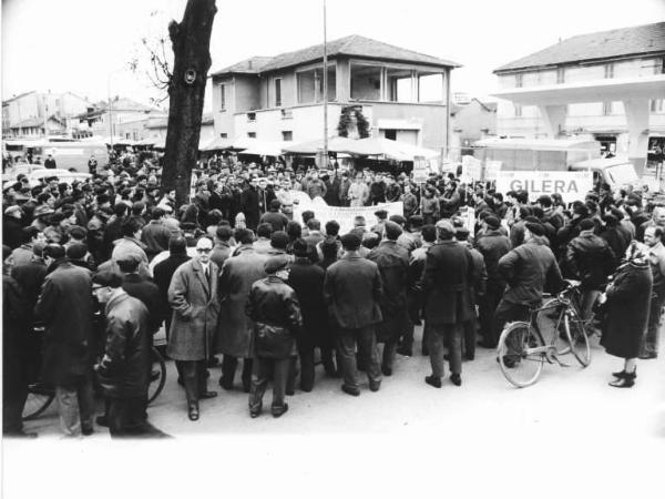 Sciopero dei lavoratori della Gilera - Comizio - Cartelli di sciopero sindacali - Striscione