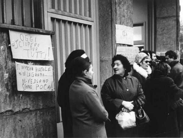 Sciopero dei lavoratori della Face Standard - Presidio davanti alla fabbrica - Donne - Cartelli di protesta