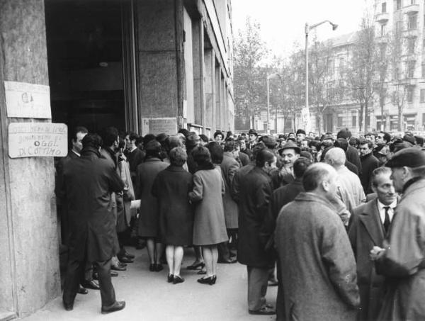 Sciopero dei lavoratori della Face Standard - Presidio davanti alla fabbrica - Cartelli di protesta