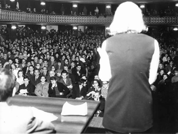 Teatro Lirico - Interno - Manifestazione per la libertà in Grecia - Palco - Melina Mercuri al microfono di spalle - Platea