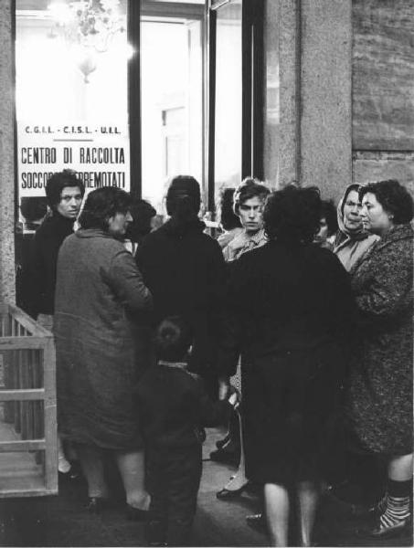 Stazione Centrale - Donne davanti al Centro di raccolta soccorsi terremotati di Cgil, Cisl e Uil