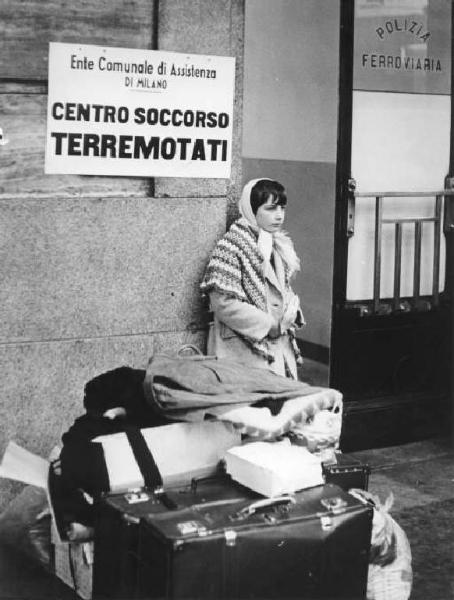 Stazione Centrale - Bambina con bagagli davanti al Centro soccorso terremotati