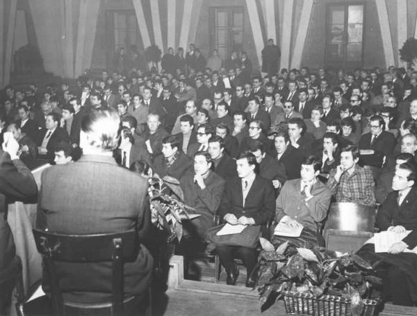 Camera del Lavoro - Salone "Di Vittorio" - Interno - Conferenza provinciale dei giovani metalmeccanici milanesi - Panoramica sulla sala - Platea