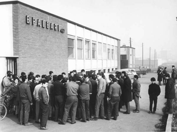 Sciopero dei lavoratori della Paleari - Presidio davanti alla fabbrica - Operai con tuta da lavoro - Presenti le forze dell'ordine - Insegna E. Paleari e figli