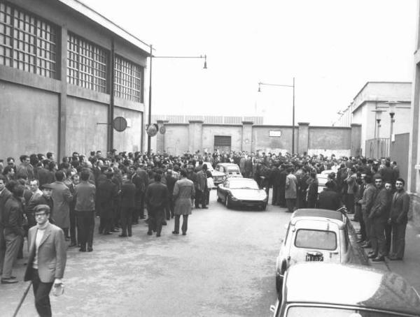 Sciopero dei lavoratori della Om Fiat - Picchetto davanti all'ingresso della fabbrica