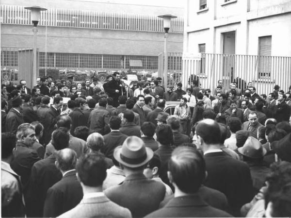 Sciopero dei lavoratori della Om Fiat - Picchetto davanti all'ingresso della fabbrica - Studenti si uniscono ai lavoratori - Comizio di uno studente