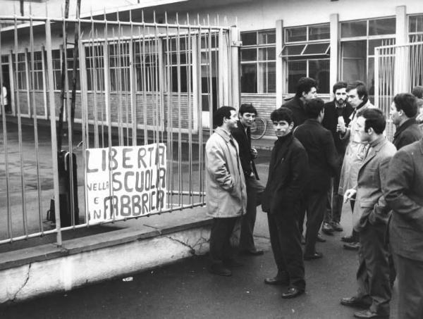Sciopero dei lavoratori della Om Fiat - Picchetto davanti all'ingresso della fabbrica - Studenti si uniscono ai lavoratori - Cartello di rivendicazione