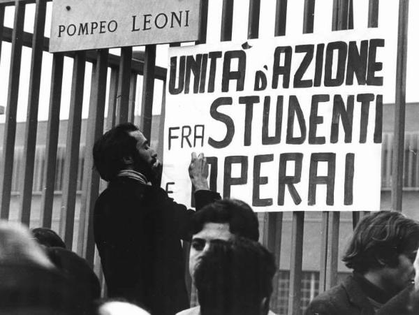 Sciopero dei lavoratori della Om Fiat - Picchetto davanti all'ingresso della fabbrica - Studenti si uniscono ai lavoratori - Cartello di unità d'azione fra studenti e operai