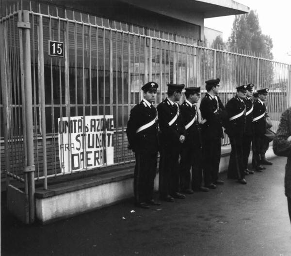 Sciopero dei lavoratori della Om Fiat - Picchetto davanti all'ingresso della fabbrica - Studenti si uniscono ai lavoratori - Schieramento delle forze dell'ordine - Cartello di unità d'azione tra studenti e operai