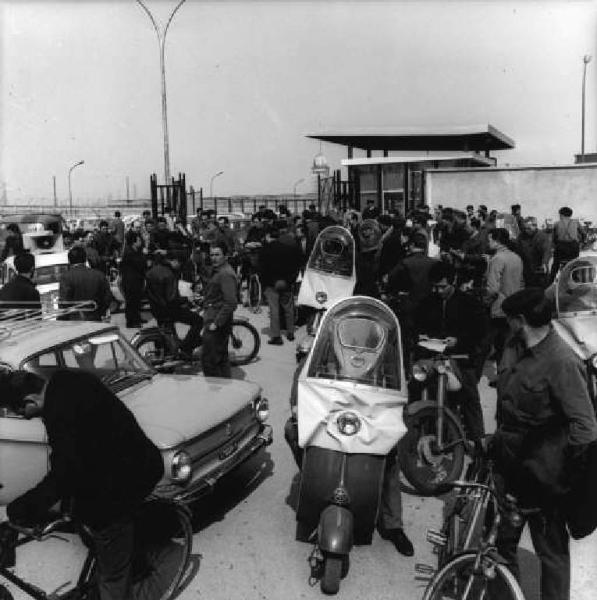 Sciopero dei lavoratori della Autobianchi - Presidio davanti alla fabbrica - Operai con tuta da lavoro - Motociclette e biciclette