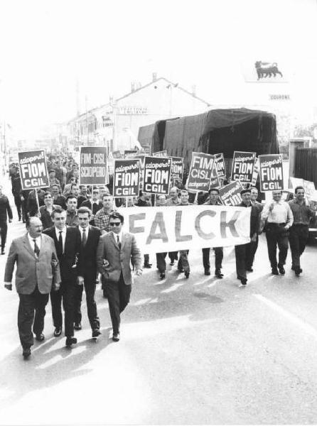 Sciopero dei lavoratori della Falck - Testa del corteo con dirigenti Fiom, tra i quali Angelo Fumagalli e Antonio Pizzinato - Lavoratori - Striscione - Cartelli di sciopero Fiom Cgil, Fim Cisl