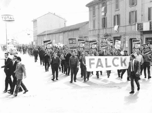 Sciopero dei lavoratori della Falck - Corteo - Striscione - Cartelli di sciopero Fiom Cgil, Fim Cisl