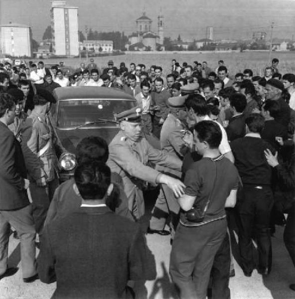 Sciopero dei lavoratori della Sir - Picchetto davanti alla fabbrica - Le forze dell'ordine tutelano l'ingresso in fabbrica di un dirigente