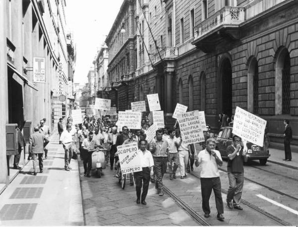 Sciopero dei lavoratori edili della Sicop - Corteo - Cartelli di sciopero Cgil, Cisl, Uil e di protesta