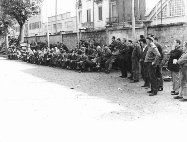 Sciopero dei lavoratori della Breda Ferroviaria - Operai con tuta da lavoro